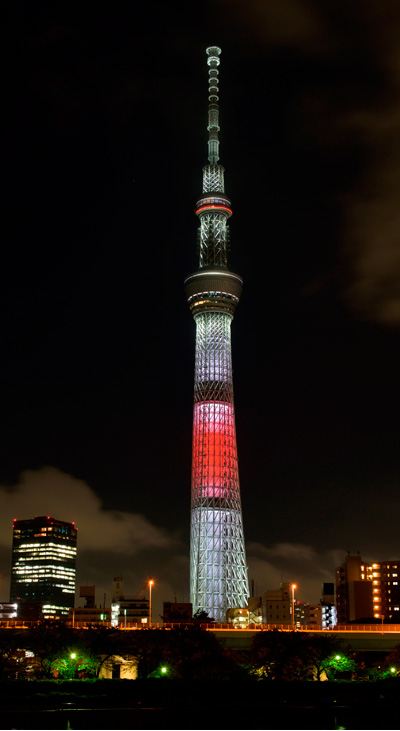 日本国旗をイメージした年越し特別ライティング