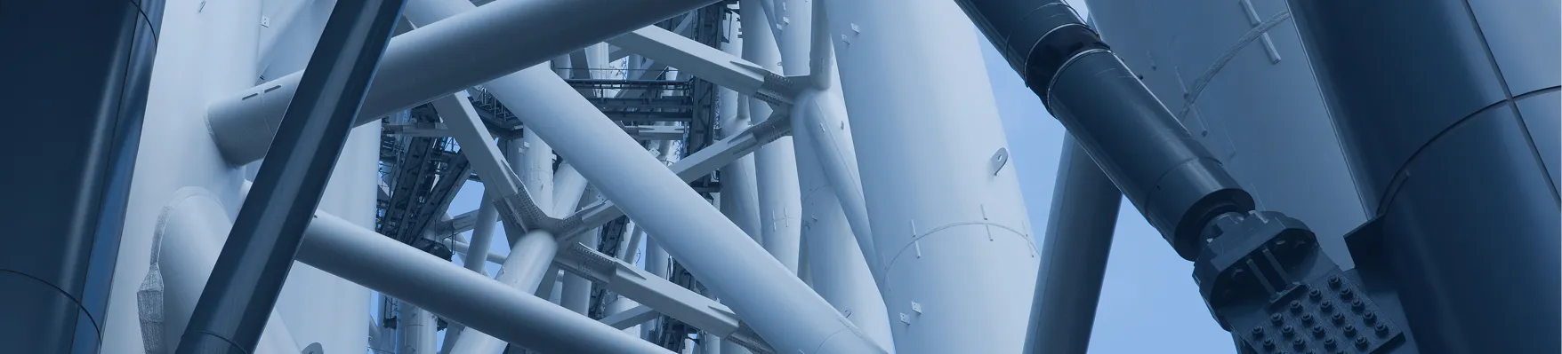 幾何学的に組み上げられた白い鉄骨の網目。