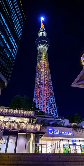 夜の街に鮮やかに浮かび上がる、ライトアップされた東京スカイツリー。足元の商業施設「東京ソラマチ」の灯りと共に、街のシンボルとして輝いています。