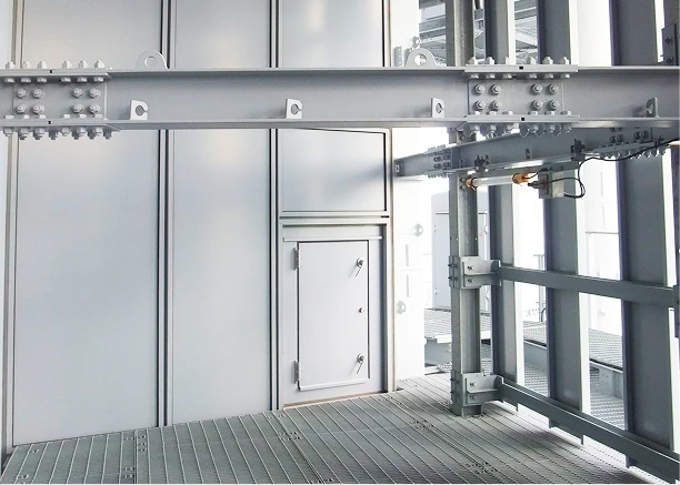 東京スカイツリー内部の巨大な鉄骨梁と、隙間から見える青空。