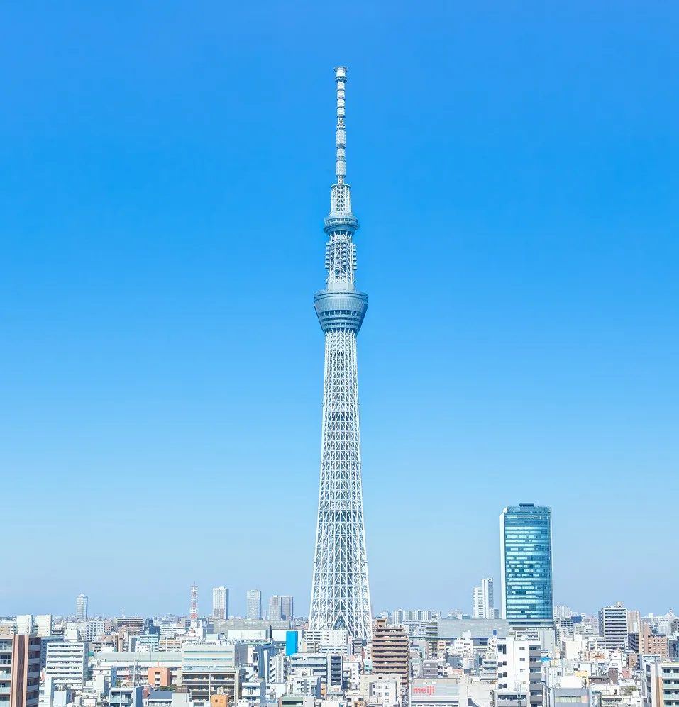 どこまでも広がる青い空の下、東京の街並みから突き抜けるように高くそびえ立つ東京スカイツリー。