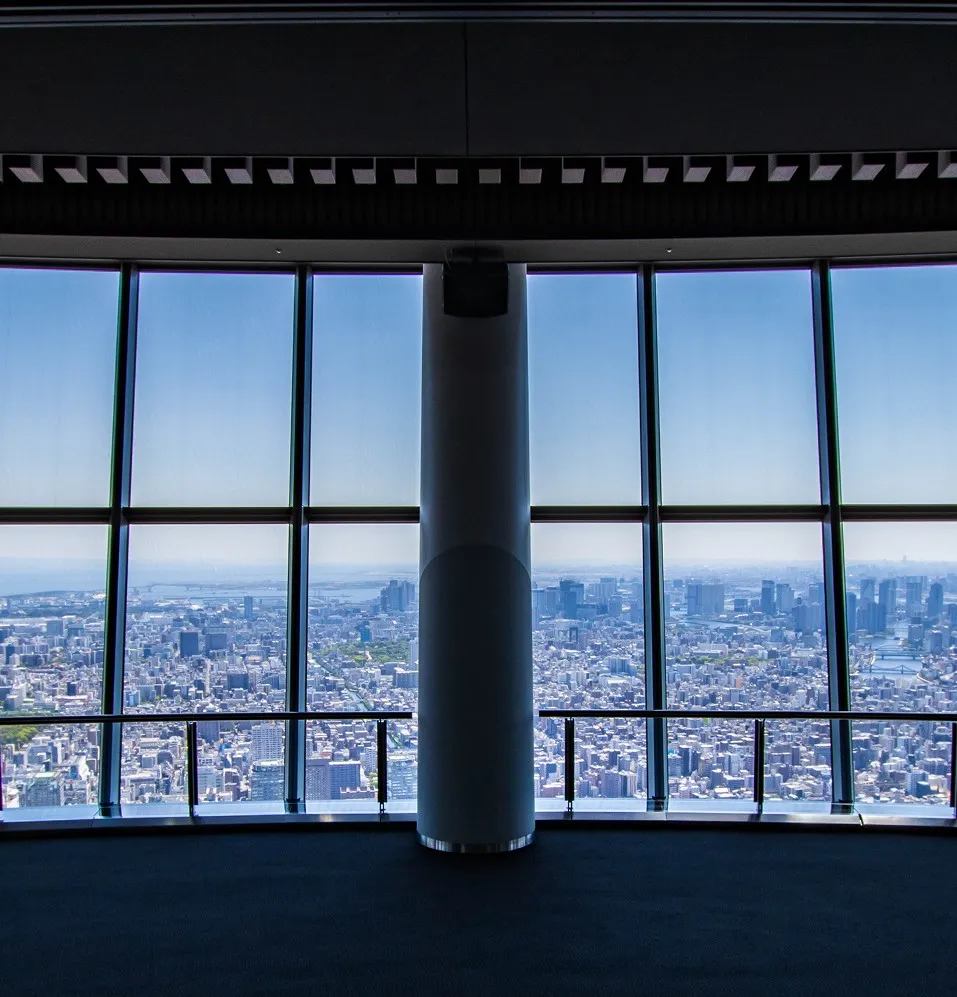 東京スカイツリー展望台の大きな窓から見下ろす、広大な東京のパノラマビュー。