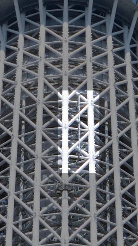 東京スカイツリーの展望デッキと格子状のタワー構造を下から見上げた様子