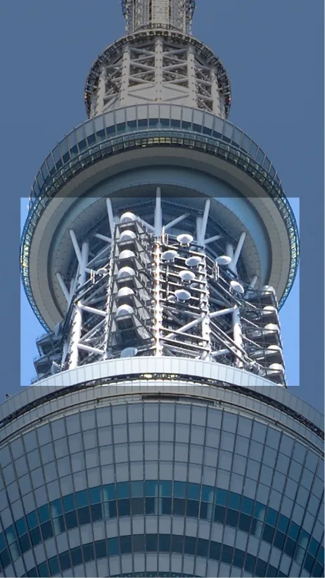 展望デッキ上部とアンテナ部分をクローズアップした東京スカイツリーの外観