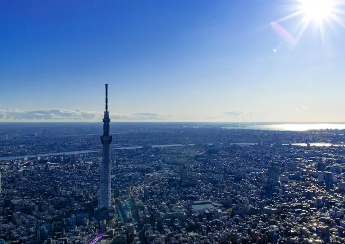 青空を背景に、下から見上げた東京スカイツリーの鉄骨構造