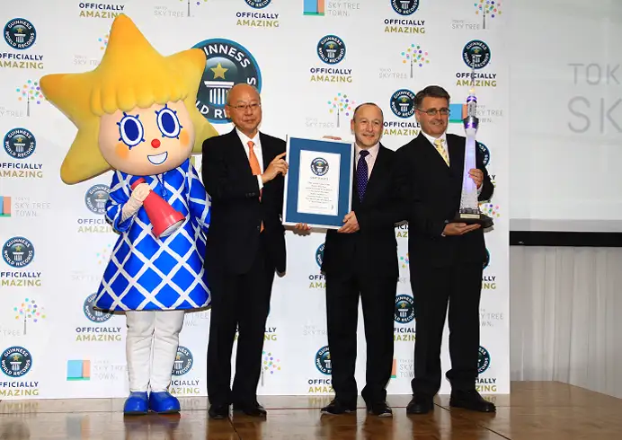 東京スカイツリーのギネス世界記録認定式で、公式キャラクターと関係者が記念撮影する様子