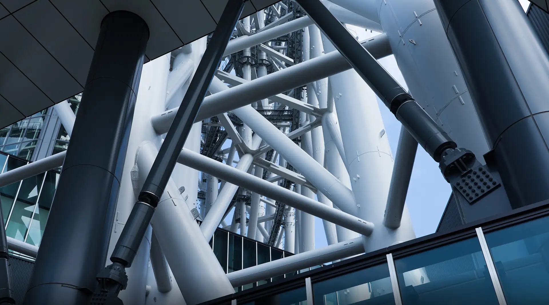 東京スカイツリーの足元にある巨大な鋼管柱と鉄骨構造を間近から見上げた様子