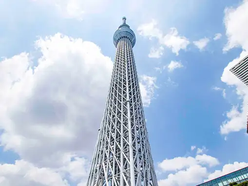青空と雲を背景に下から見上げた東京スカイツリー