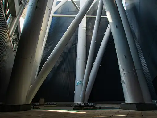 東京スカイツリーの足元に並ぶ巨大な鋼管柱と内部空間の様子