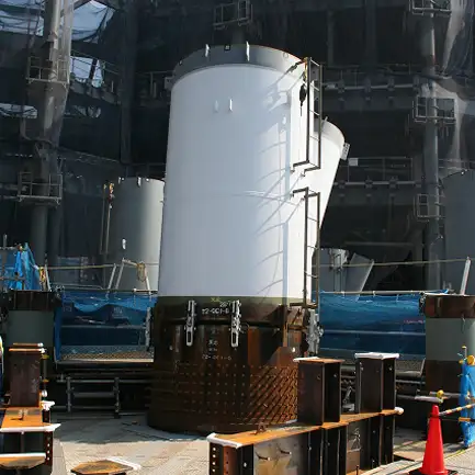 建設中の東京スカイツリー基部で作業を行う工事関係者の様子