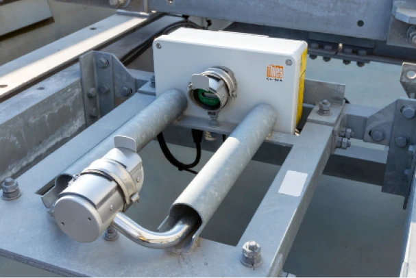 鉄骨構造物に設置された産業用センサー制御ボックス