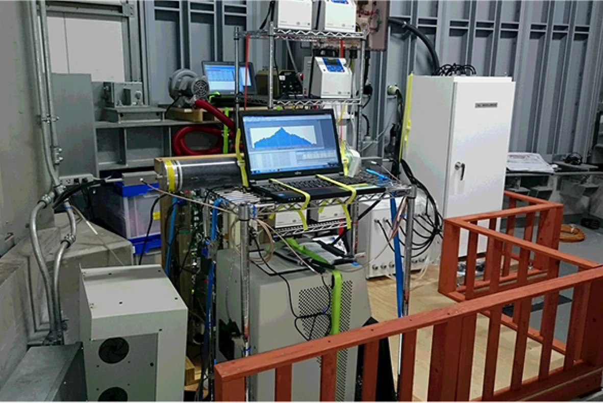 実験室に設置されたデータ計測用のノートパソコンと科学観測機器