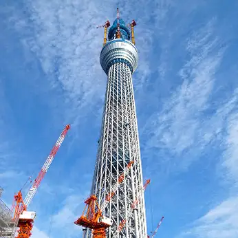 建設途中の東京スカイツリーと作業用クレーン群