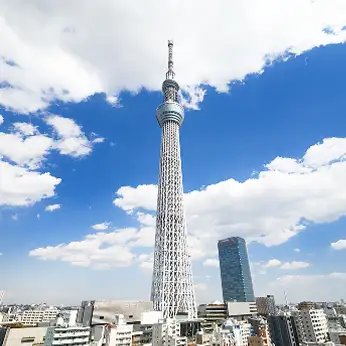 青空の下にそびえる完成後の東京スカイツリー全景