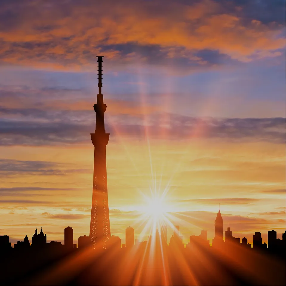 朝日を背にシルエットで浮かぶ東京スカイツリー