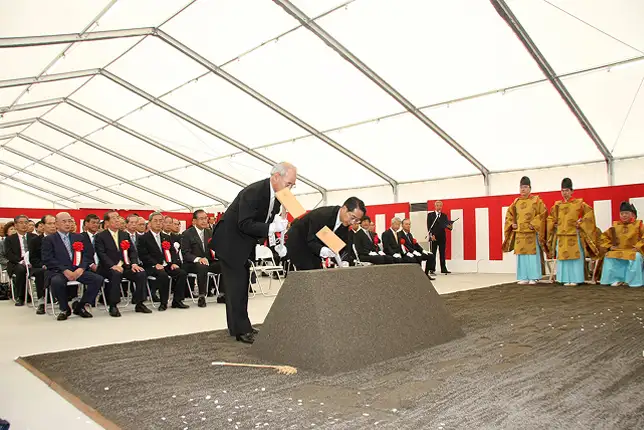 2008年7月14日、東京スカイツリーの建設着工時の工事現場風景と注連縄が張られた安全祈願の様子