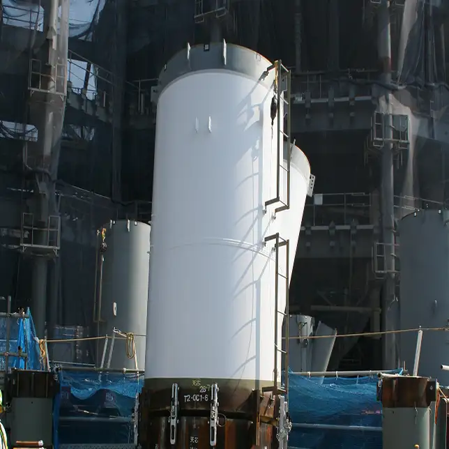 2009年4月6日、東京スカイツリーの地上鉄骨工事開始時に最初の鉄骨を据え付ける建設作業風景