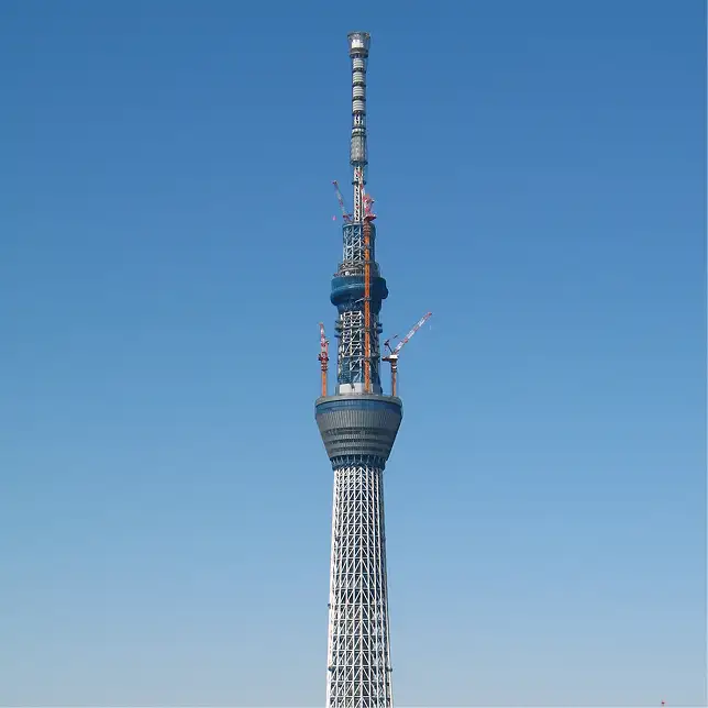 2011年3月31日午後1時34分、東京スカイツリーの塔体が完成高さの634メートルに到達した瞬間の建設現場の全景