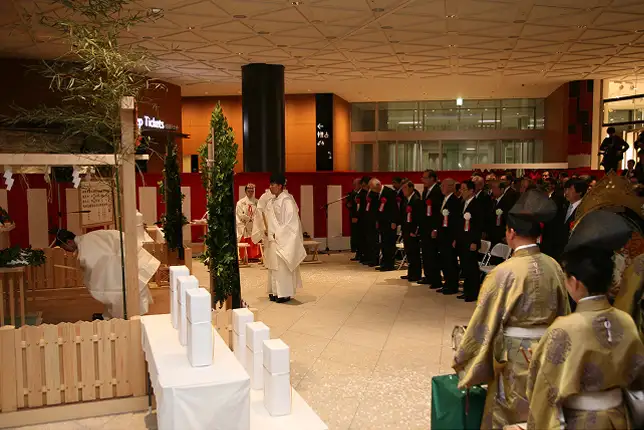 2012年2月29日に行われた竣工式でお祈りをする様子