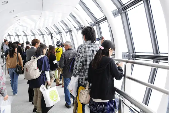 2012年5月22日、東京スカイツリータウンのグランドオープン日に来場者で賑わっている様子