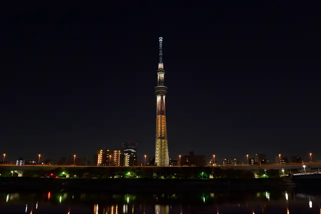 2017年5月18日より開業5周年を記念して点灯が開始された、新しいライティングデザイン「幟」で照らされた東京スカイツリーの夜景