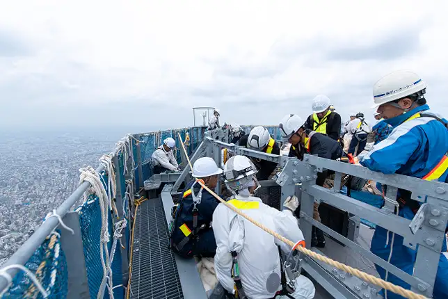 2020年2月27日に、スカイツリーの照明機器を増設工事している様子。