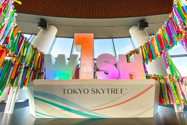 2020年9月25日、フロア350に設置されたW1SH RIBBONモニュメントを背景にした東京スカイツリー内