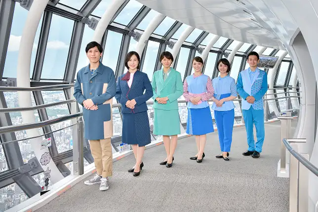 2020年10月1日、リニューアルされたスタッフユニフォームを着用した東京スカイツリーのスタッフ