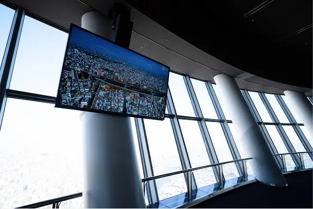 2024年7月19日に設置されたフロア350の「SKYTREE 8Kモニター」を展示した東京スカイツリーの内部