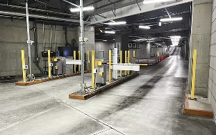 ゲートが2つある地下バイク置き場の入り口