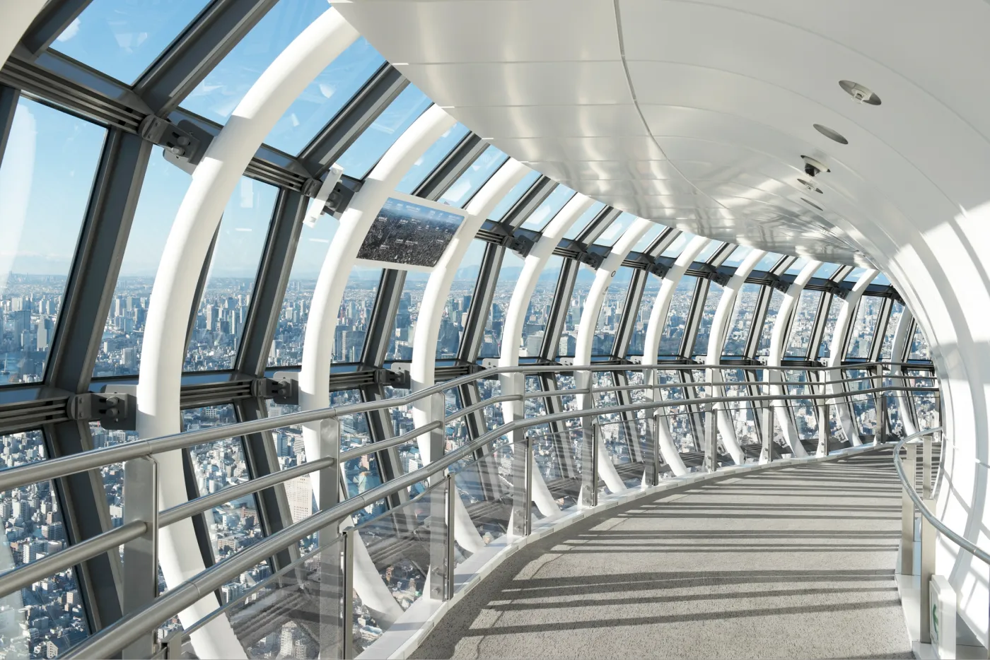 空中散歩を楽しめるガラス張りの回廊（天望回廊）