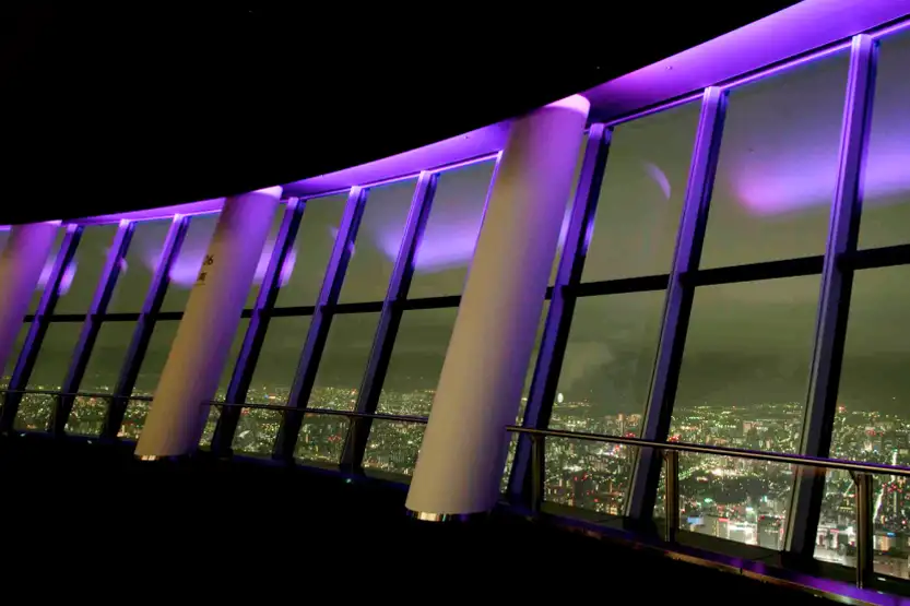 大きな窓から東京の夜景を望む東京スカイツリー展望フロア
