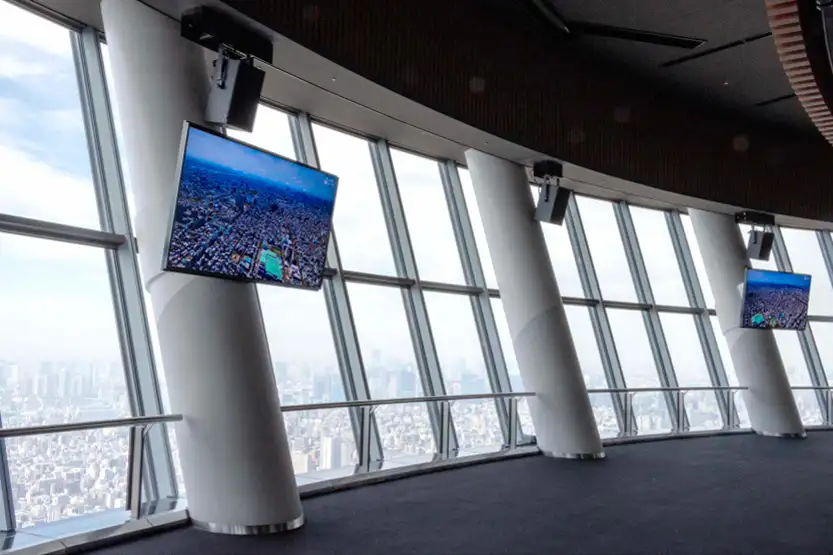 紫色にライトアップされた東京スカイツリー展望フロアの窓際