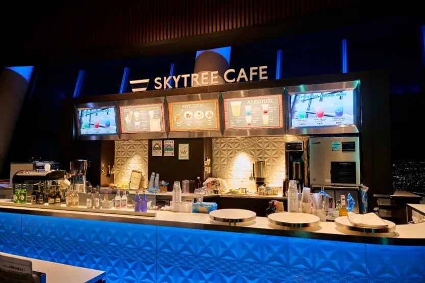 展望フロアの柱に設置されたモニターと大きなガラス窓