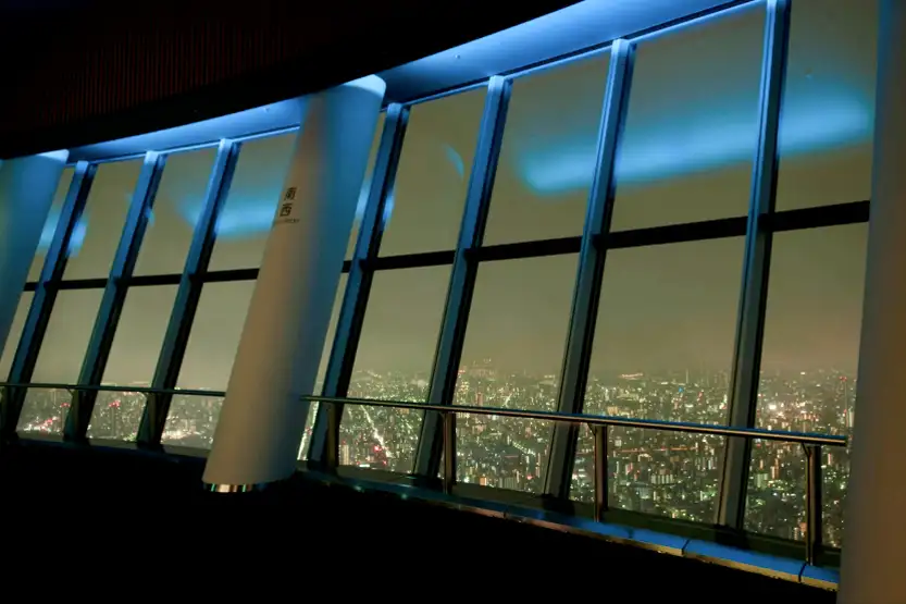 窓際に展示パネルが並ぶ展望フロアの通路