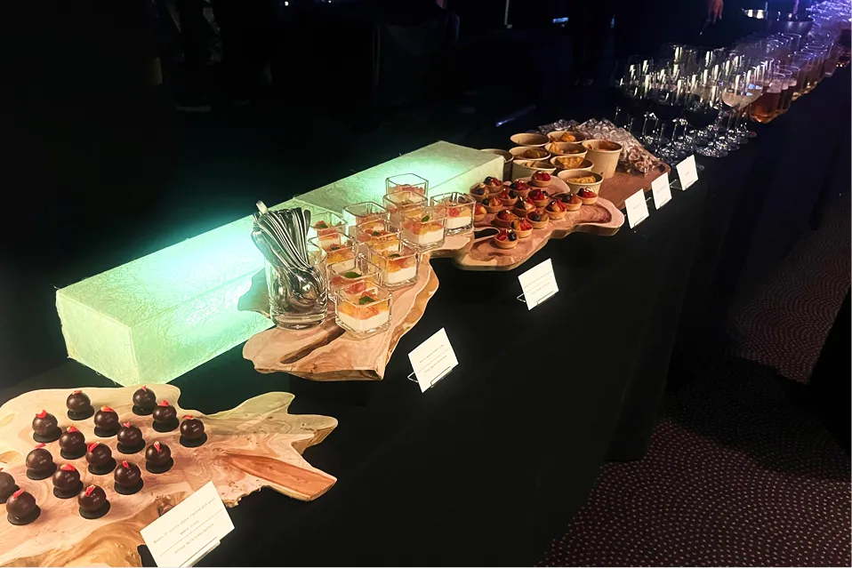 鮮やかなスイーツやワインなどのドリンク類