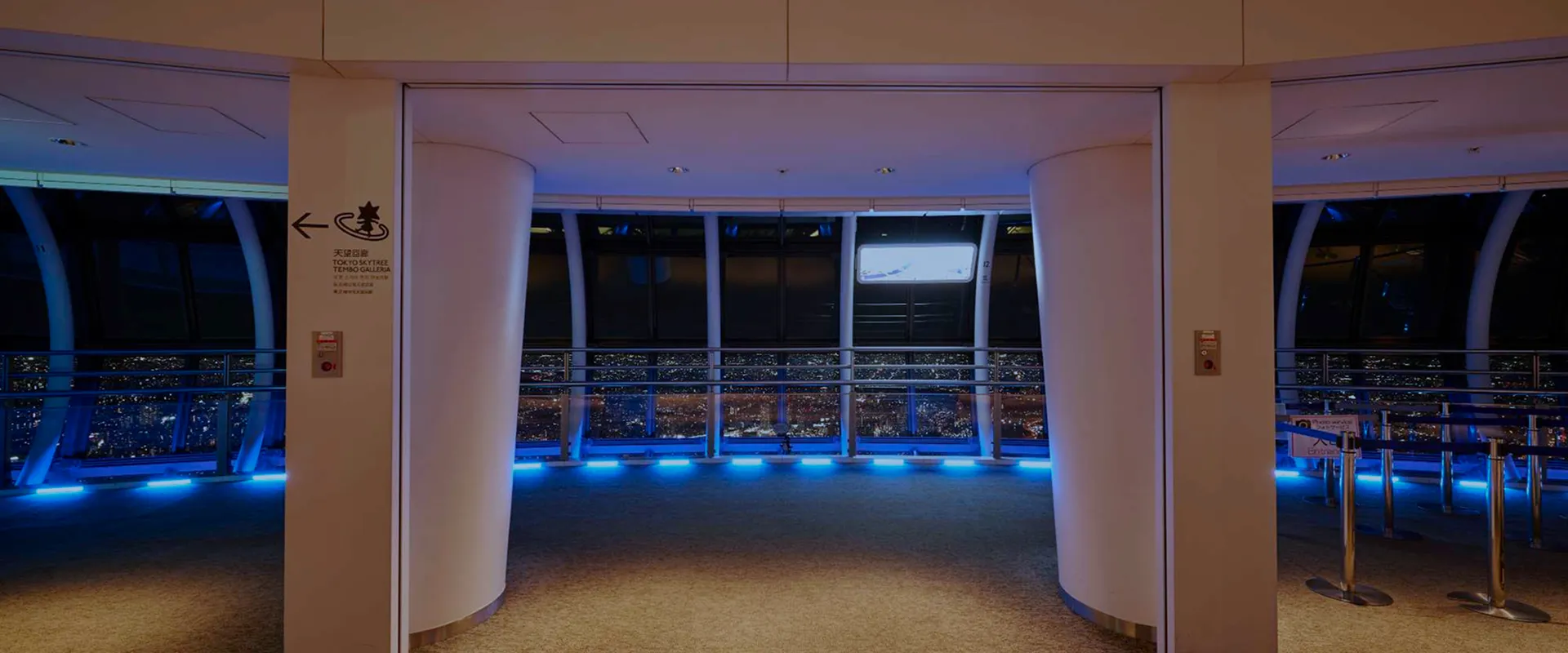 大きな窓から都内の夜景が見渡せる展望台