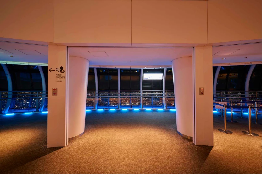 ブルーのライトが通路を照らす夜の天望回廊入口付近の様子