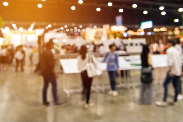 人々で賑わっているイベント会場イメージ