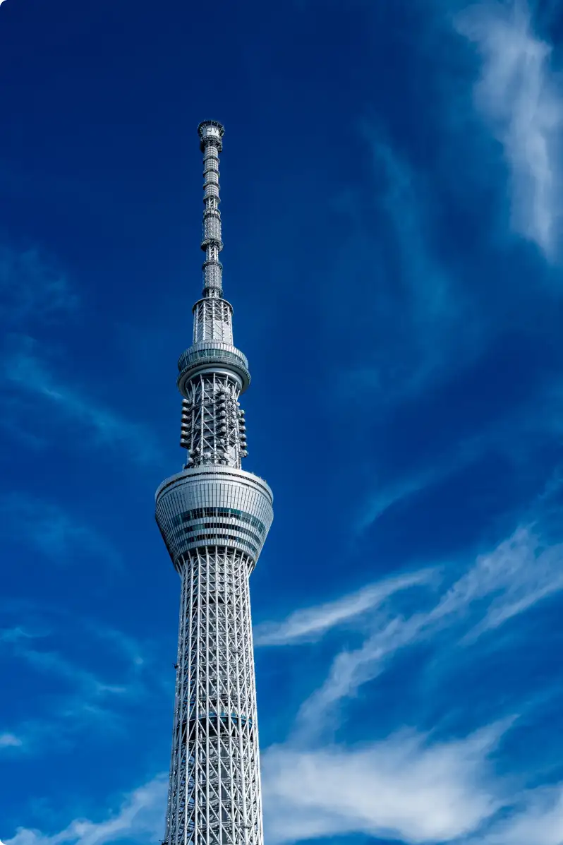 青空に向かって真っ直ぐに伸びる、白く美しい東京スカイツリーの全景。