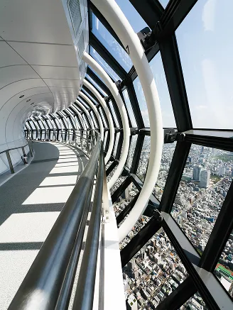 白を基調とした、幾何学的なアーチ状の構造が美しい展望エリアの通路。