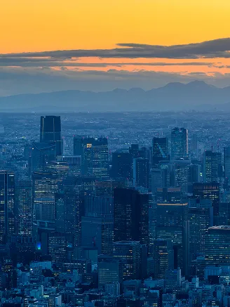 日没後のブルーモーメント。深い青色に包まれた東京の街並みと遠くの山々。