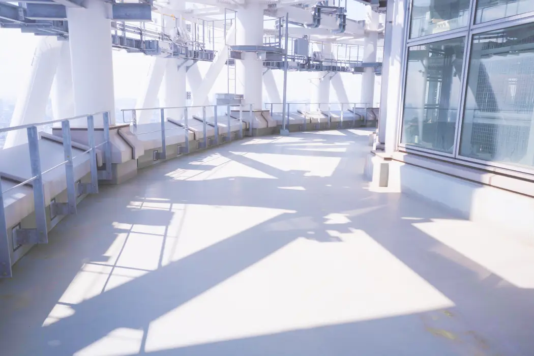 屋外エリアから見上げた、複雑な鉄骨構造と外光が差し込む高層階の様子