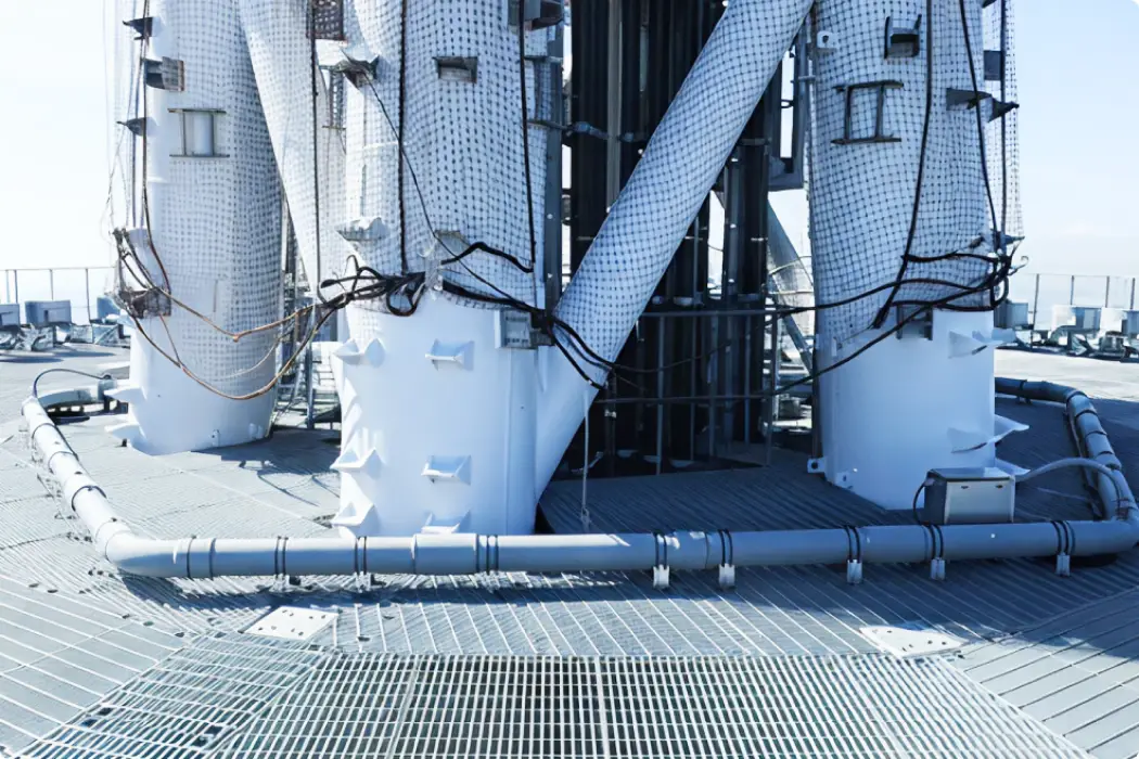 スカイツリーの鉄骨内部にある、金属製のメッシュ床と複雑な配線が通る観測拠点