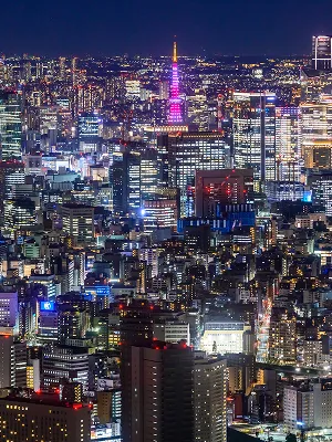 眩いばかりに輝く東京の夜景。無数のビルの窓や道路の照明が、カラフルで鮮やかな光の海を作っている俯瞰ショット。