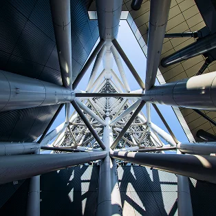 眼下に広がる広大な東京の街並みと、右側に高くそびえ立つ東京スカイツリー。