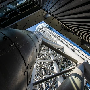 東京スカイツリーの足元から見た構造の様子