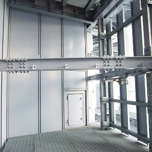 頑丈な鉄骨が組まれた東京スカイツリー内部の構造と、グレーと呼ばれる格子状の床。