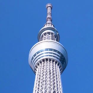青空を背景にした、東京スカイツリーの上部構造と天望デッキ。