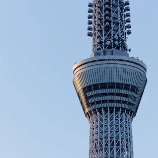 青空を背にした、東京スカイツリー最上部のゲイン塔（アンテナ等設置部）。